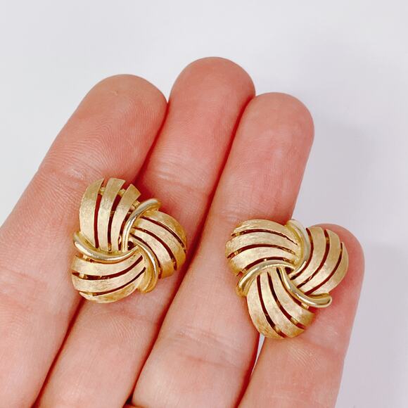 VTG Signed Crown Trifari Earrings Knot Ribbon Clip On 1950s Textured Gold Tone - Picture 2 of 10